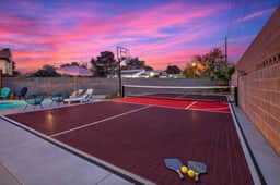 70s Villa! Heated Pool+Spa, Basketball, Pickleball - Holiday Home - Image 3