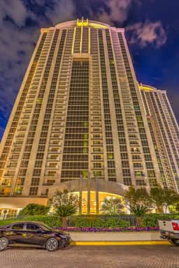Renovated 2BR Penthouse! Amazing Corner Strip View - Image 2