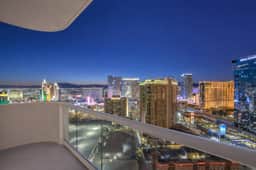 Renovated 2BR Penthouse! Amazing Corner Strip View - Image 3
