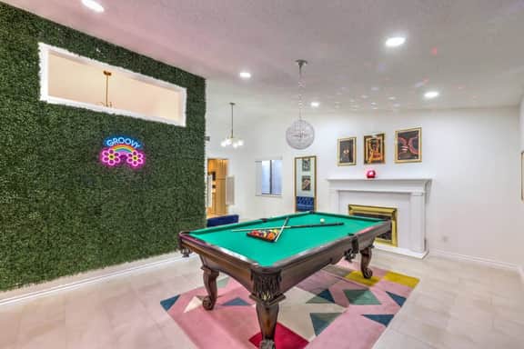 70s Villa! Heated Pool+Spa, Basketball, Pickleball - Holiday Home - Image 5