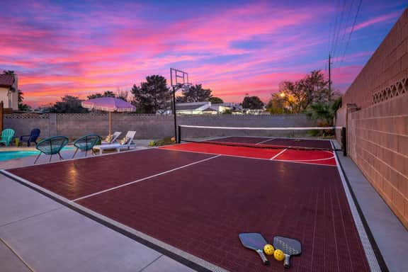 70s Villa! Heated Pool+Spa, Basketball, Pickleball - Holiday Home - Image 3
