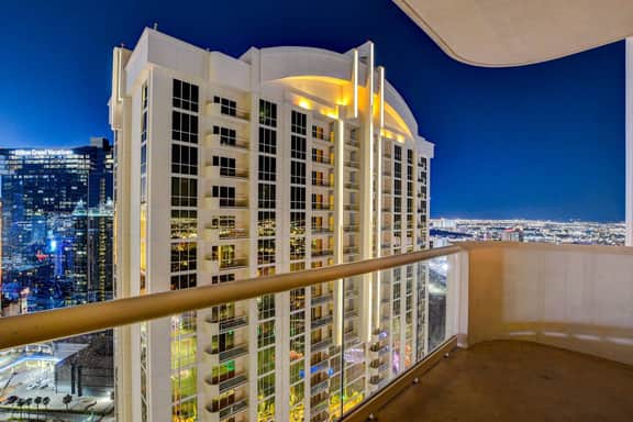 Strip Views! 1 BR Corner Suite at Signature at MGM - Image 2