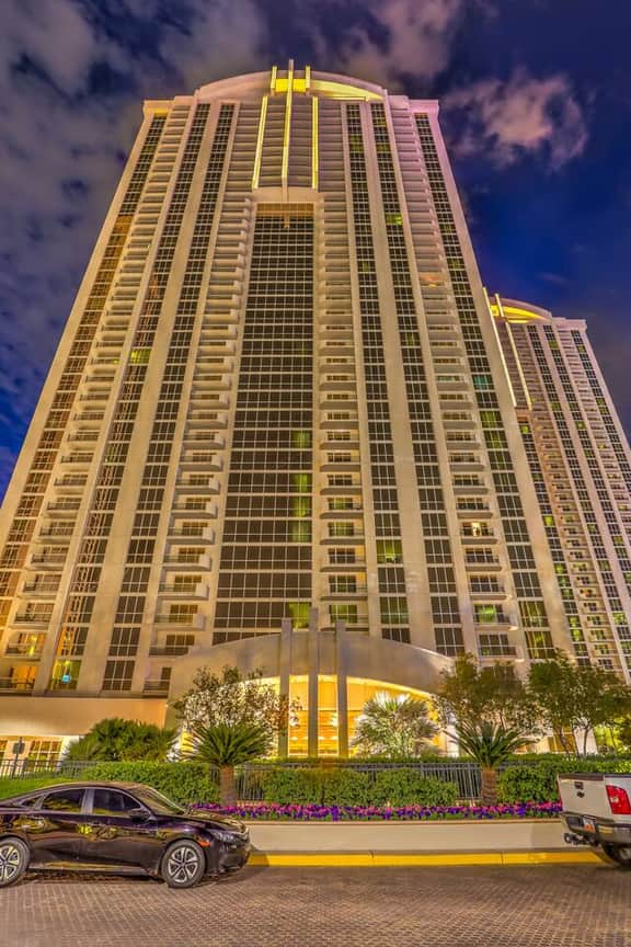 Renovated 2BR Penthouse! Amazing Corner Strip View - Image 2