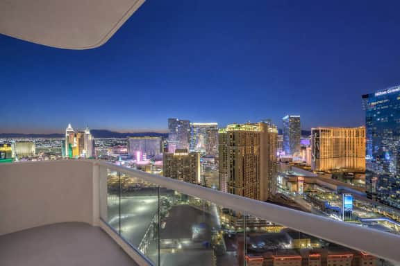 Renovated 2BR Penthouse! Amazing Corner Strip View - Image 3