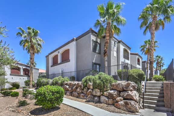 Luxury Seven Hills Escape - 1BR, Pool & Garage - Image 3