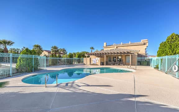 Vegas 2BR Condo, Community Pool, Centrally Located - Image 2
