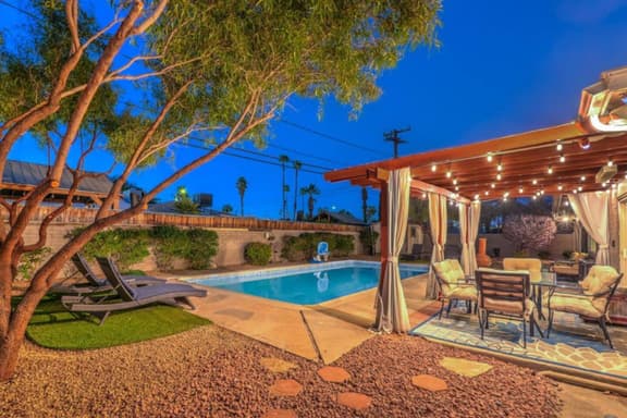 Chic Downton Vegas 3 BR Cottage with a Pool! - Image 1