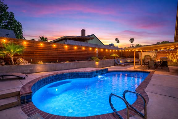 ᨒོ The Good Life - Fun Pool Escape 15 min to Strip - Image 1
