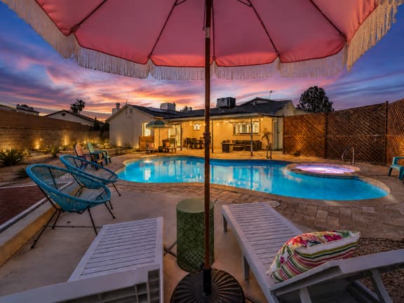 70s Villa! Heated Pool+Spa, Basketball, Pickleball - Holiday Home - Image 1